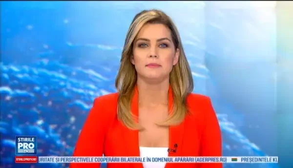 Motivul pentru care mii de oameni s-au dezbracat si s-au lasat pictati in albastru pe strazile unui oras din Marea Britanie