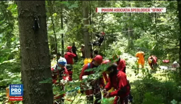 Exercitiu dificil de salvare din subteran. Cum au reusit speologii sa aduca la suprafata o tanara, de la 150 m adancime