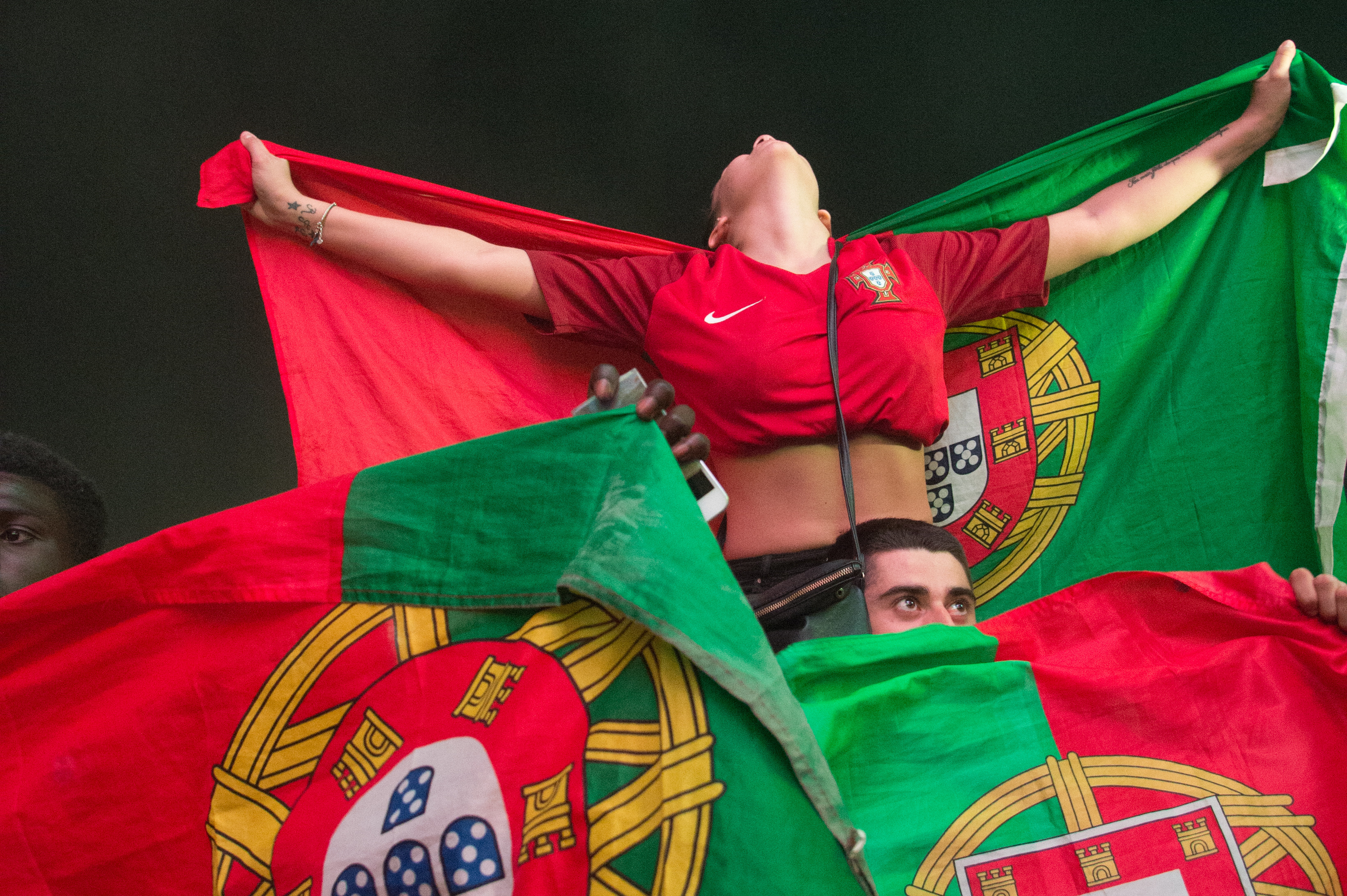 Portugalia a fost duminica noapte in petrecere. Mii de portughezi au petrecut in centrul Lisabonei, dar si la Paris