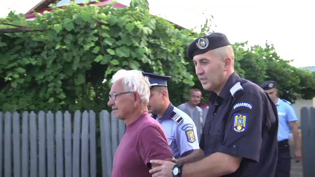 Un barbat din Dambovita si-a ucis fiul, dupa ce au baut impreuna. Gestul facut de tata dupa ce l-a injunghiat