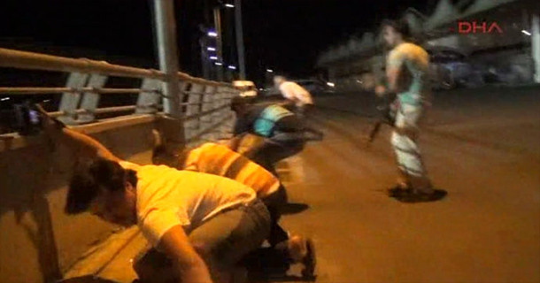 3 politisti au murit, dupa ce un tanar a deschis focul intr-o statie de autobuz, in Turcia. Ce au descoperit despre atacator