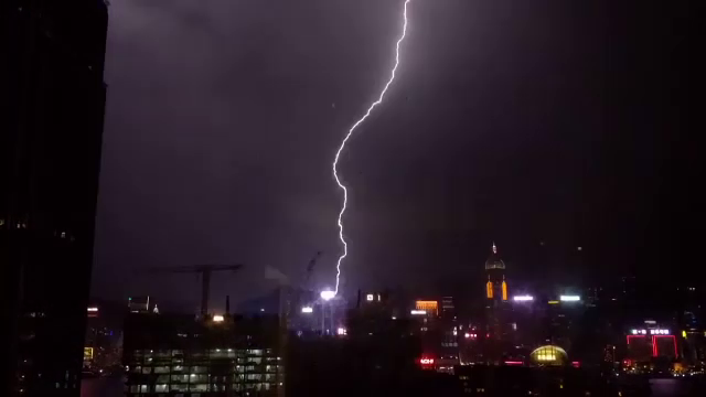 Natura s-a dezlantuit in Hong Kong. Zece mii de trasnete, in timpul unei furtuni care a durat 12 ore