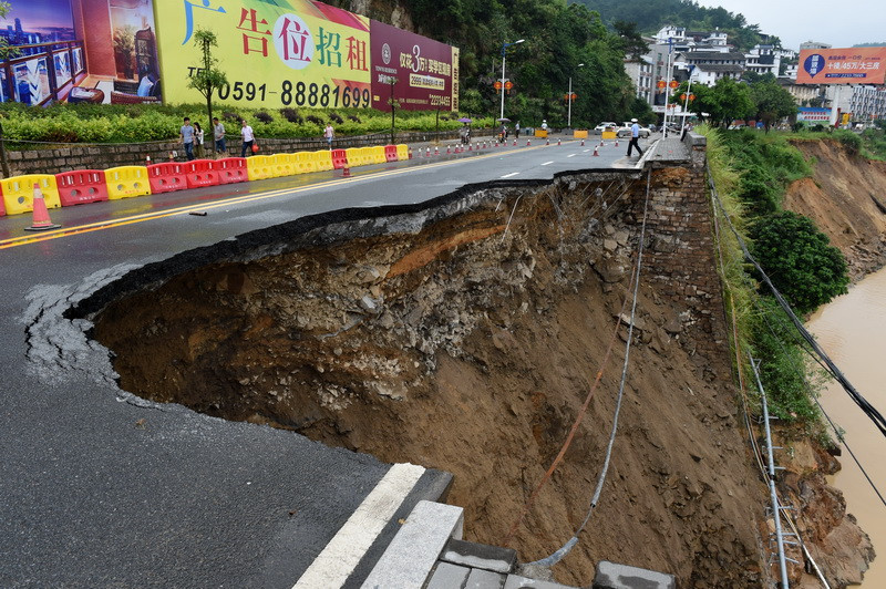 O sosea s-a transformat intr-o prapastie, in urma super taifunului Nepartak. 2000 de case, distruse