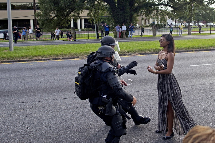 Imaginea simbol a protestelor din SUA fata de brutalitatea politiei. Ce s-a intamplat cu aceasta femeie