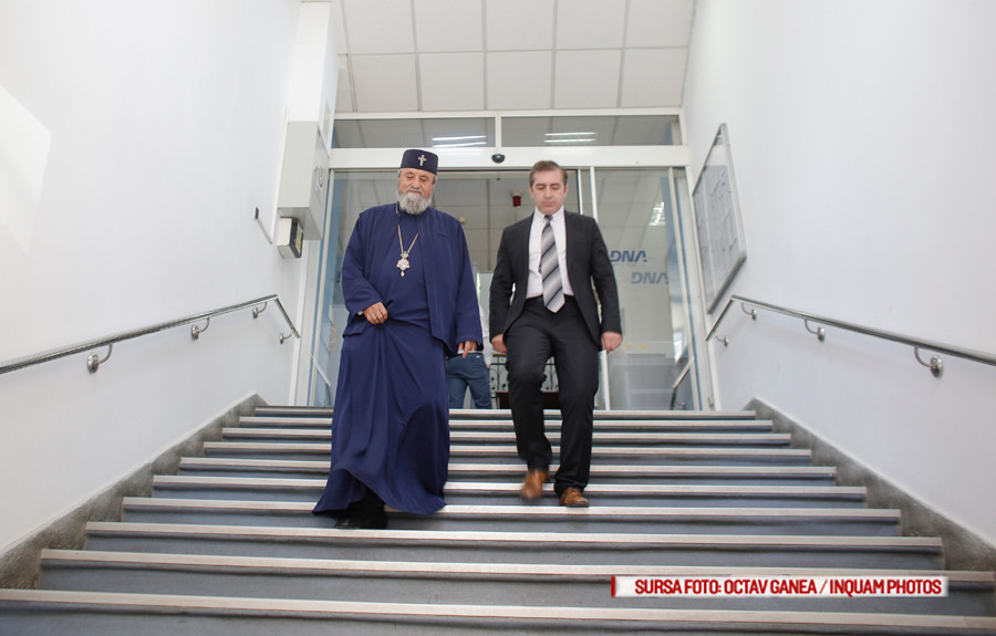 Mitropolitul Ardealului, audiat la DNA in legatura cu o "opera" scrisa de Gigi Becali. "Nu a avizat cartea, a binecuvantat-o"