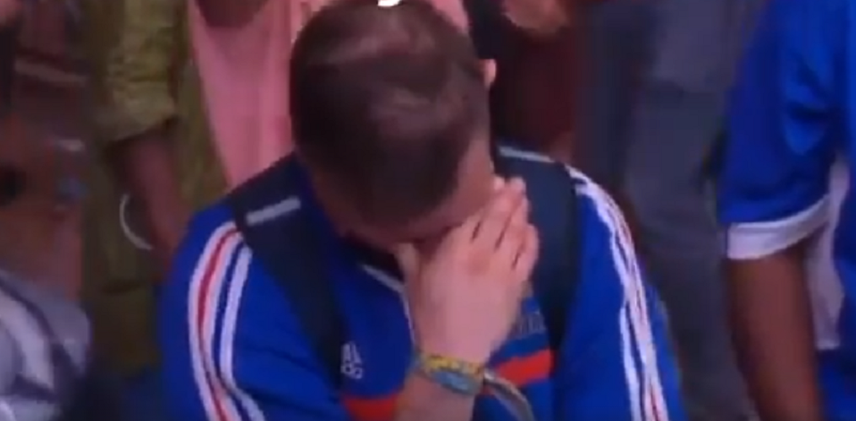 Viralul zilei: un suporter francez plange in hohote dupa infrangerea cu Portugalia, din finala EURO. Ce se intampla in momentul imediat urmator