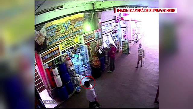 A intrat in magazin cu mana goala si a iesit cu un sac de hrana pentru pasari. Hotul a fost filmat si e cautat de politie