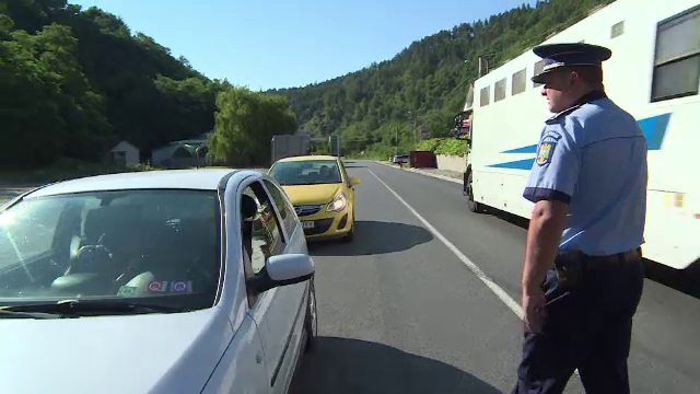 Circulația întreruptă pe mai multe drumuri naționale din țară din cauza ploilor abundente