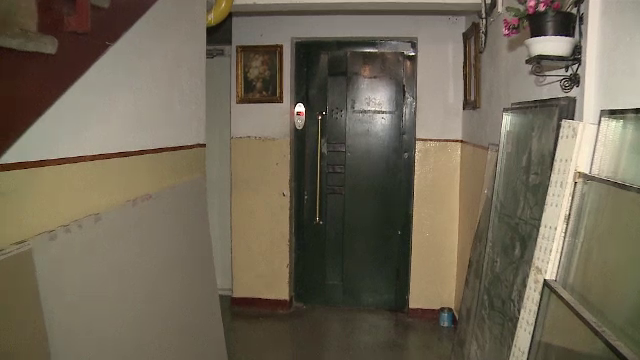 Patru persoane si un catel au ramas blocati intr-un lift, la Arad. Cu cat depasisera limita maxima de greutate admisa