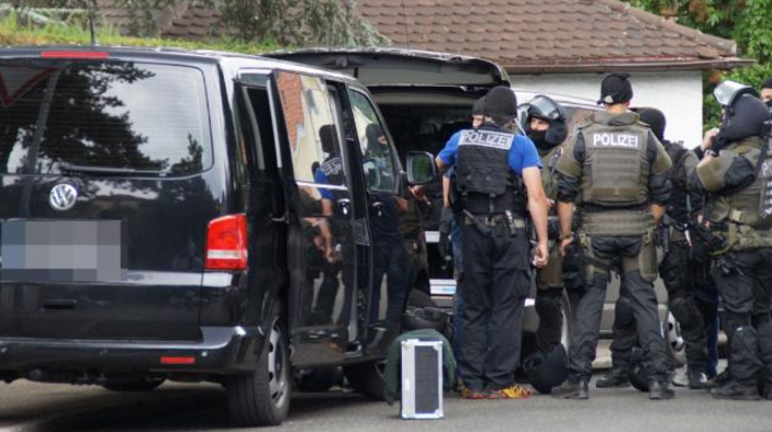 Doi morti,dupa ce un barbat a intrat inarmat intr-o firma de avocatura din Stuttgart. Trupele speciale au intervenit in forta