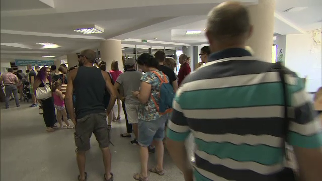 "Am stat la 4 ghisee pentru aceeasi taxa". Cosmarul prin care trec in fiecare zi de luni mii de romani