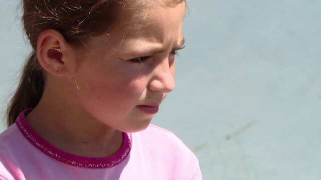 Cum puteti adopta un copil de la distanta si cat va costa. Proiectul pus la cale de un preot din Iasi