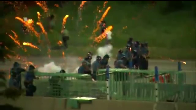 Incidente violente in mai multe orase din SUA. Sute de manifestanti s-au batut cu politistii, inarmati cu pietre si artificii