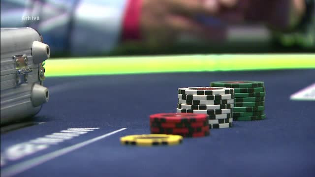 20.000 de jetoane, ridicate dintr-o sala de poker de politisti. Ce era inscriptionat pe ele