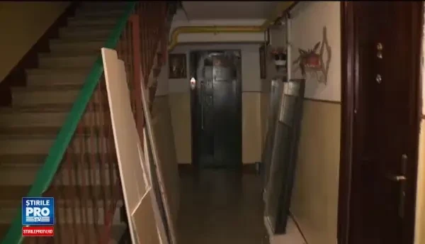 Patru persoane si un catel au ramas blocati intr-un lift, la Arad. Cu cat depasisera limita maxima de greutate admisa