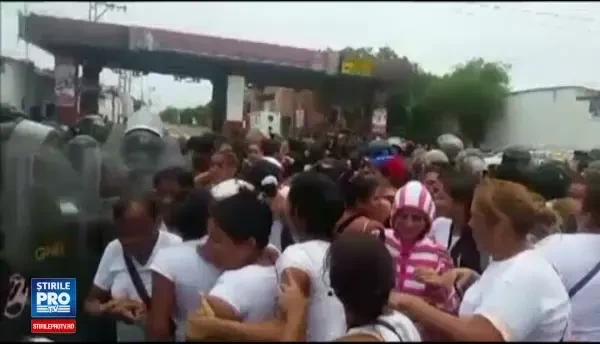 Situatie disperata pentru venezueleni. Mii de persoane au luat cu asalt granita cu Colubmia, pentru a face rost de mancare