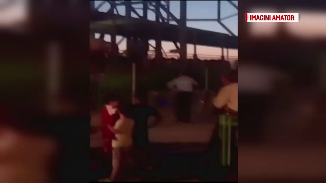 Un baietel a ramas blocat in carusel, intr-un parc de distractii din Capitala. Pompierii au intervenit si l-au dat jos