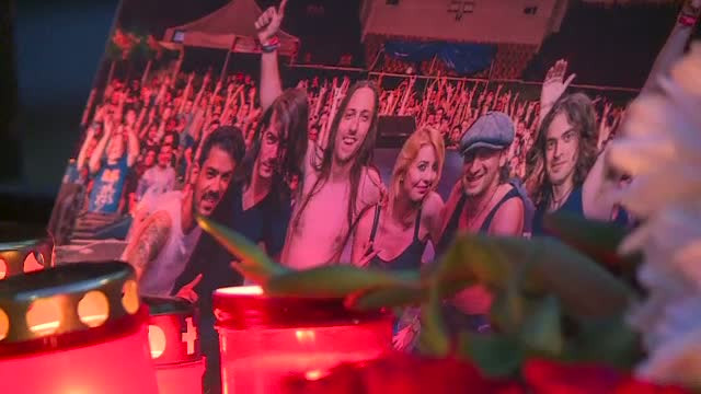 Colegii, prietenii si fanii lui Nik Baydin, tanarul mort in accidentul din Comana, l-au comemorat in Piata Universitatii