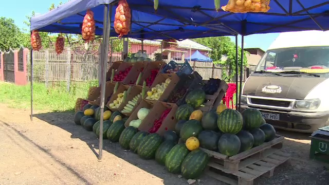 Amenzi uriase pentru comerciantii de pe marginea drumului. Politia sustine ca ingreuneaza circulatia si se expun pericolului