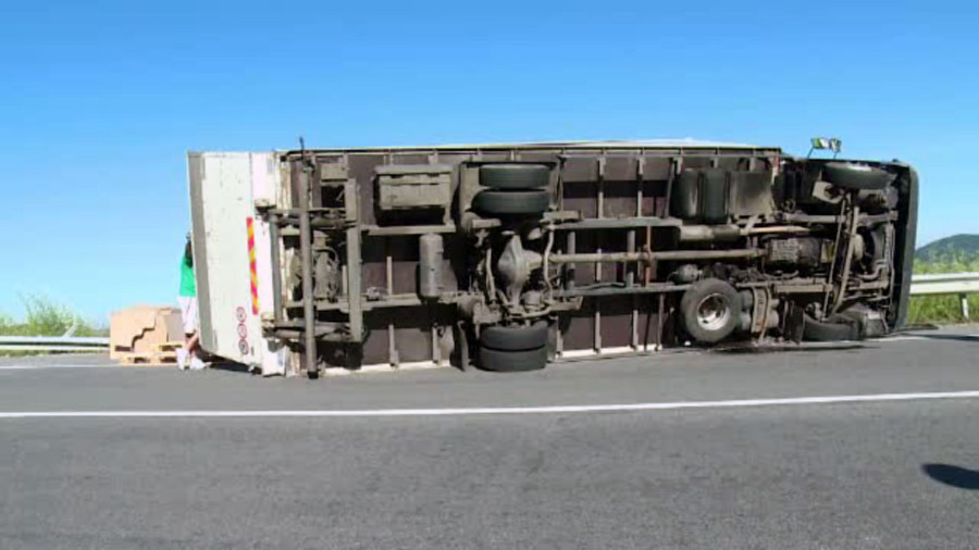 Un camion cu fiole pentru perfuzii s-a rasturnat in drum spre spital. Motivul pentru care in cabina era si o batrana