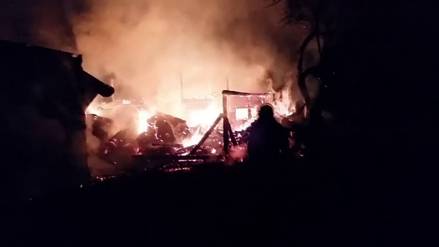 Incendiu puternic in judetul Suceava, dupa ce doua gospodarii au luat foc. Pompierii s-au luptat 4 ore cu flacarile
