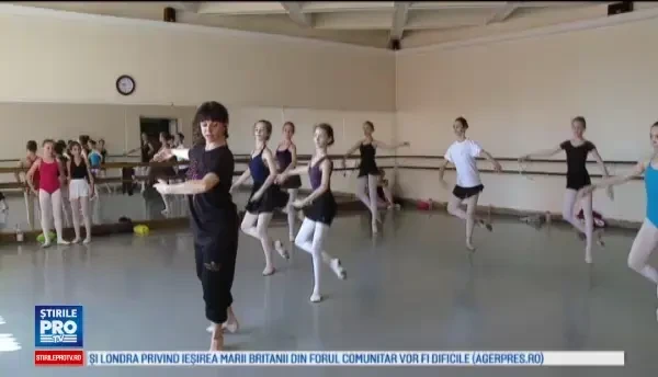 Directoarea Scolii de Balet a Operei din Viena ii invata pe tinerii romani cum sa faca spectacol. Cursurile au loc la Cluj