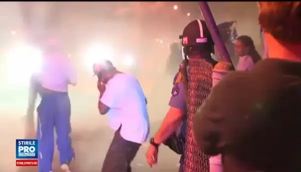 Incidente violente in mai multe orase din SUA. Sute de manifestanti s-au batut cu politistii, inarmati cu pietre si artificii