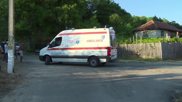 Un barbat a murit electrocutat, dupa ce a schimbat becurile arse pe stalpi, intr-o comuna din Gorj. Ce sustine primarul