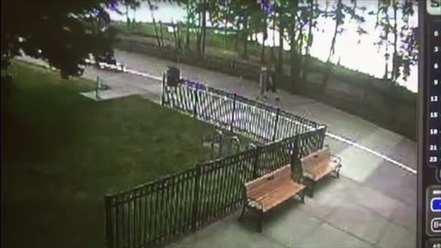 Doua persoane din Statele Unite au fost la un pas de a fi lovite de un trasnet. Camera de supraveghere a surprins momentul