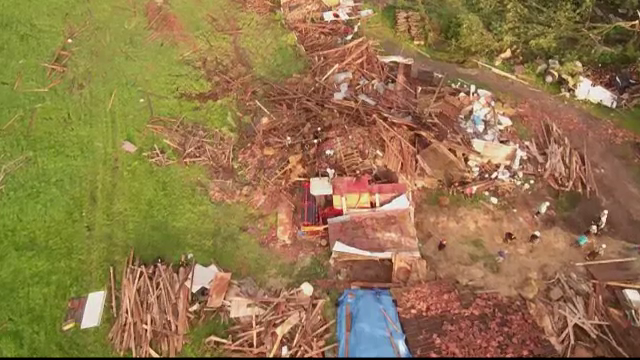 O tornada violenta a distrus 70 de locuinte, intr-un minut, in Polonia. 20.000 de case au ramas fara curent electric