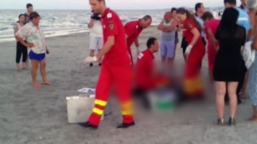 Ce a patit un turist care a intrat in valuri dupa ce a baut toata ziua. Prietenii nu au reusit sa il opreasca