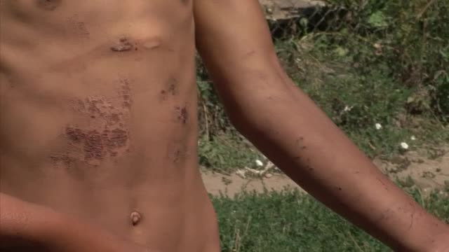 Adolescent de 14 ani, cu 8 dosare de furt, snopit in bataie de trei pagubiti. Toti risca acum inchisoarea