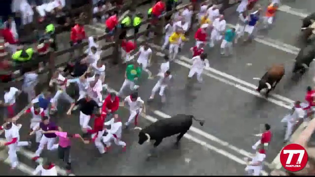 Sase oameni au fost raniti la Festivalul San Fermin de la Pamplona. Metoda gasita de curiosi pentru a vedea cursa