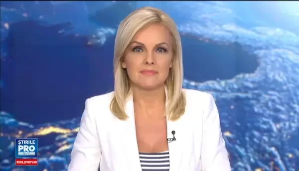 Momente de tandrete intre o ursoaica neagra si puiul sau alb ca laptele. Privitorii au filmat joaca celor doi