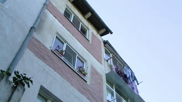 Un baietel de 2 ani din Iasi, la un pas de moarte, dupa ce a cazut de la etajul 3. Mama lui il lasase singur cateva clipe