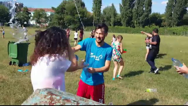 Cea mai mare bataie cu apa organizata in Galati. Zeci de tineri, din toate colturile lumii, au participat la eveniment