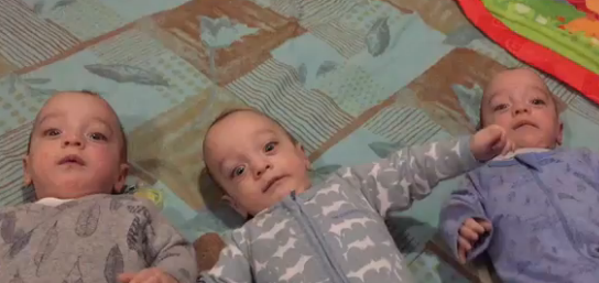 Incercarea unui tata de a-i distra pe tripletii sai sugari a avut consecinte neasteptate. Clipul a devenit viral. VIDEO