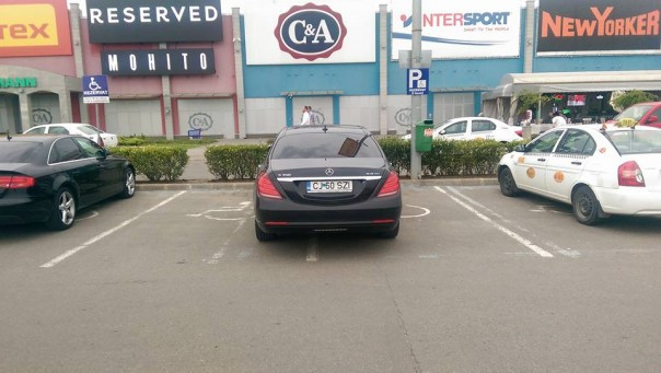 Unde si-a parcat bolidul de lux un consilier din Cluj. Reactia nervoasa a acestuia cand i s-a atras atentia: "Esti o proasta"