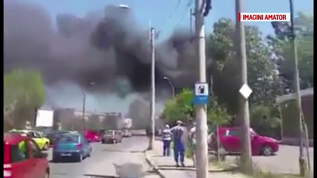 Panica in Iasi, dupa ce un autobuz a fost invaluit de flacari puternice. Fumul gros a acoperit un intreg cartier