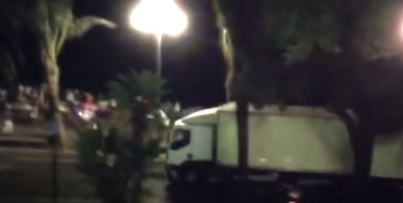 IMAGINI SOCANTE. Momentul in care camionul intra in multimea adunata pentru a sarbatori Ziua Frantei, la Nisa. VIDEO