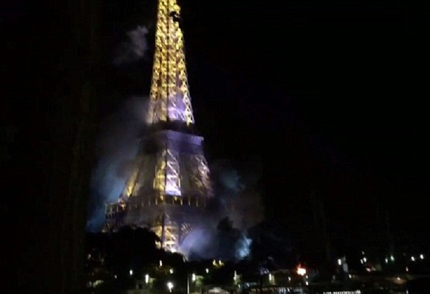 Turnul Eiffel invaluit in fum; temeri privind un nou atentat la Paris simultan cu atacul de la Nisa. VIDEO
