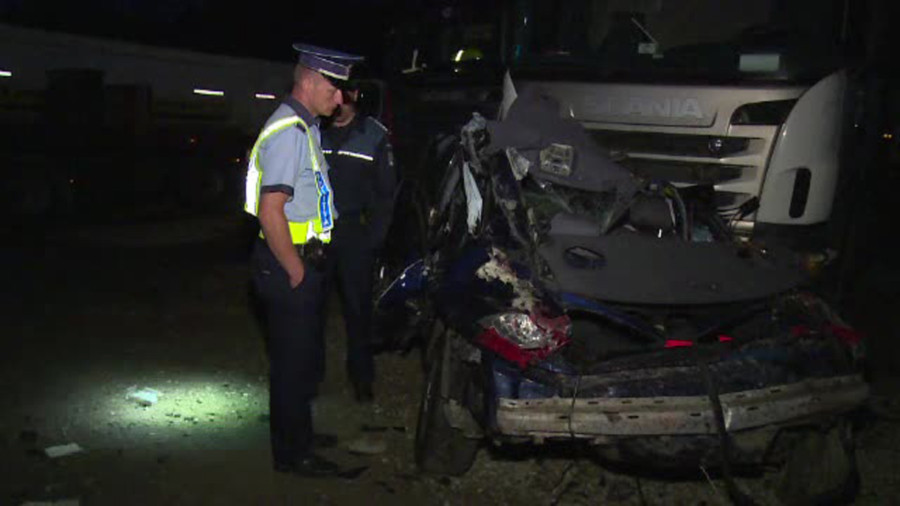 Trei tineri au intrat cu masina sub un TIR, la iesirea din Nasaud. Indiciul gasit de politisti printre resturile masinii