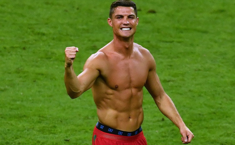 Catalanii nu se dezmint! O televiziune locala i-a scos in Photoshop 'patratelele' lui Cristiano Ronaldo :))