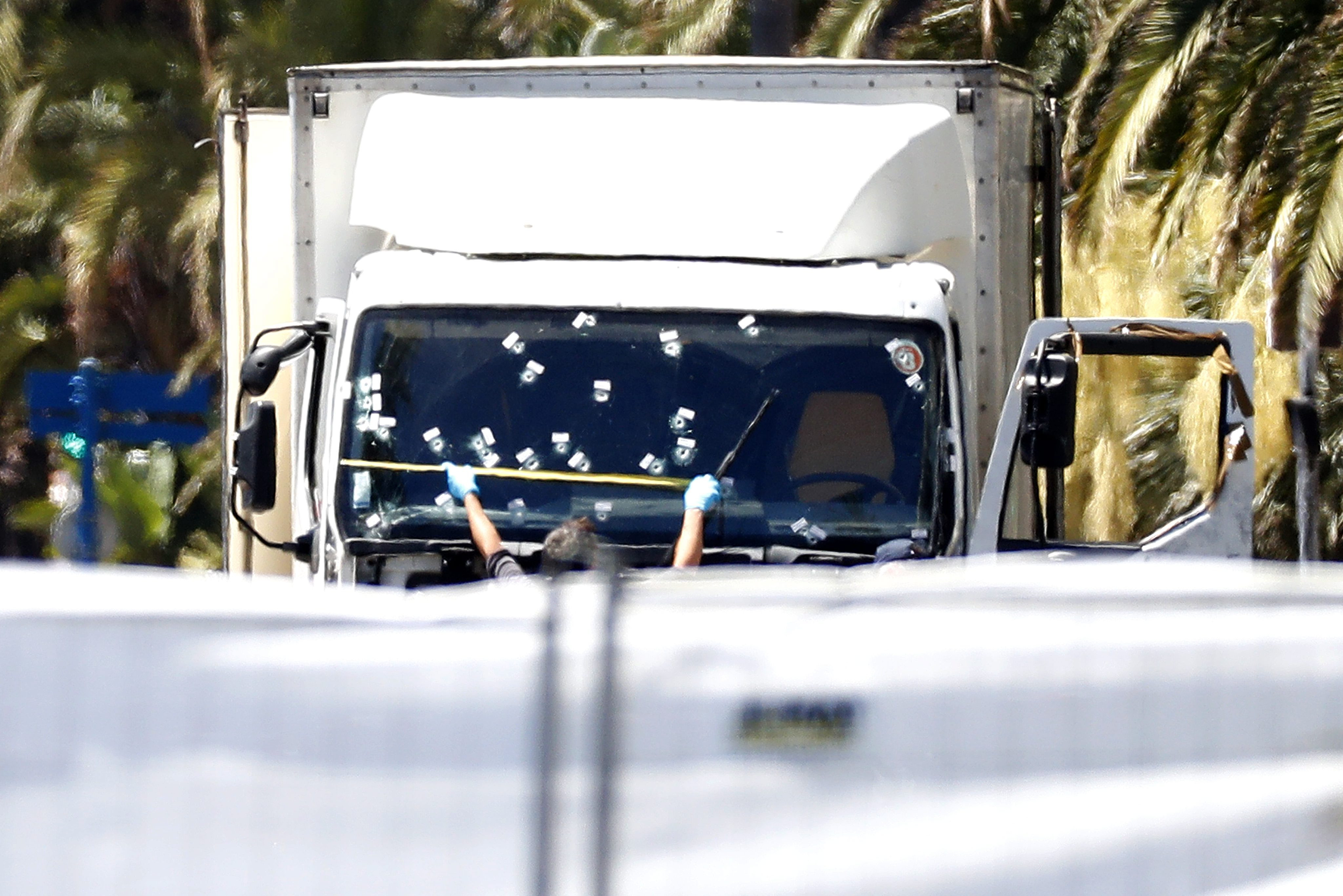 Erorile comise de autoritatile din Franta. Expertii numesc atentatul din Nisa "atac asupra unor tinte usoare"