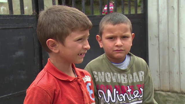 Soarta grea de care are parte o familie cu opt copii din Vaslui. Sunt zile in care nu au ce manca, iar casa sta sa cada pe ei