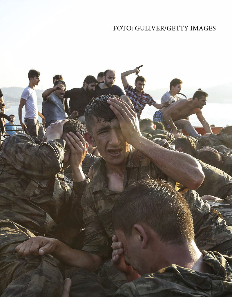 soldati turci care se predau in Istanbul, pe podul peste Bosfor