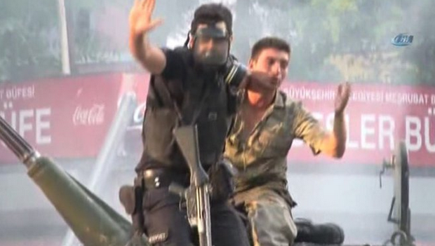 Momentul in care un politist salveaza de furia multimii un militar pucist. Imaginea devenita simbol al revoltei din Turcia