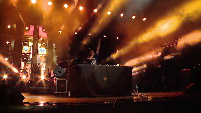 Ploaia a devenit marca inregistrata la Electric Castle. Cum s-au distrat tinerii in a 2-a zi a festivalului: "E minunat aici"