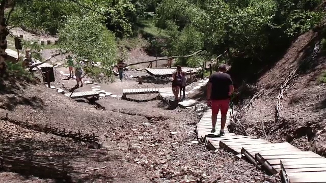 Statiunea cu izvoare terapeutice si peisaje spectaculoase a revenit la viata. De ce vin din ce in ce mai multi turisti aici