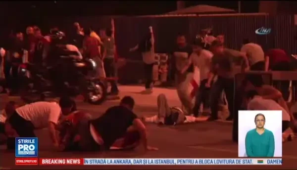 Haos pe strazile din Ankara si Istanbul: mii de oameni s-au tarat ca sa scape de gloante. Militarii pucisti s-au predat